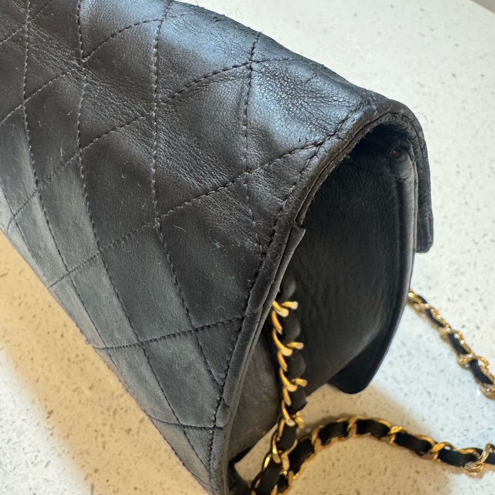 🛑 SOLD 🛑 Chanel Vintage Black Quilted Flap Shoulder Bag – Gold Chain Strap - Picture 6 of 17